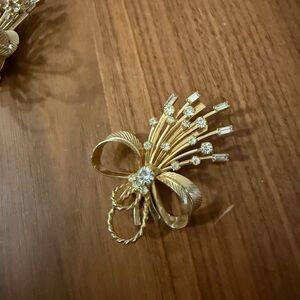 Sarah Coventry Crystal brooch